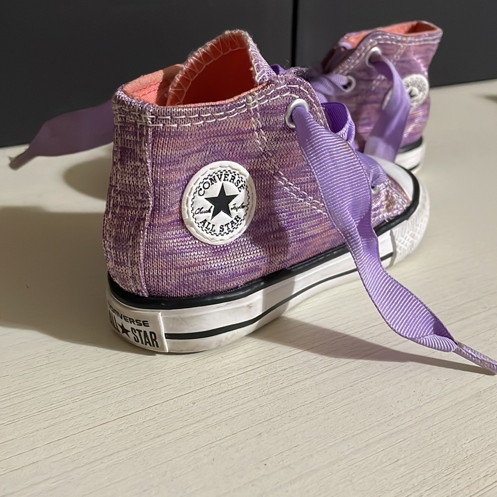 Converse Baby Girls Chuck Taylor All Star Hi-Top size 5 Small stain on shoe lace